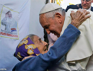Papa: pobres nos ajudam a redescobrir a beleza do Evangelho