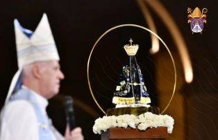 Devotos celebram Nossa Senhora Aparecida em Missa Solene no Santuário Nacional